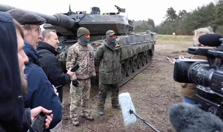 Quân đội Ukraine tiếp nhận xe tăng Leopard do Đức sản xuất.