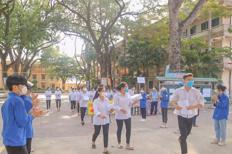 Thí sinh ra về trong niềm vui và hân hoan động viên từ tình nguyện viên.