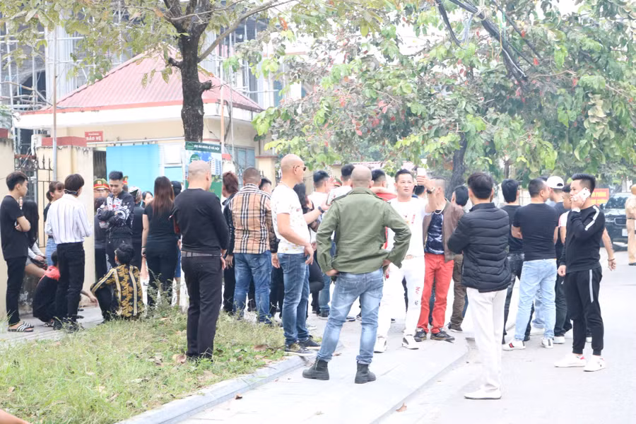 Bên ngoài khuôn viên toàn án có nhiều người có dáng dấp "dân xã hội" đến theo dõi phiên xử Bên ngoài khuôn viên toàn án có nhiều người có dáng dấp "dân xã hội" đến theo dõi phiên xử