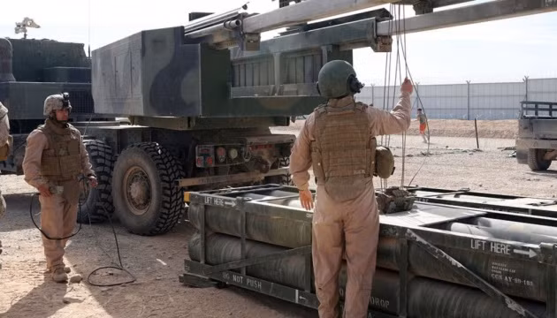Hệ thống HIMARS được sử dụng để phóng ATACMS.