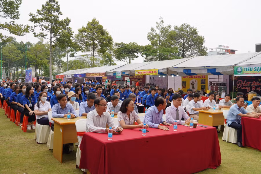 Đại biểu, khách mời và thanh niên tham dự chương trình. Đại biểu, khách mời và thanh niên tham dự chương trình.