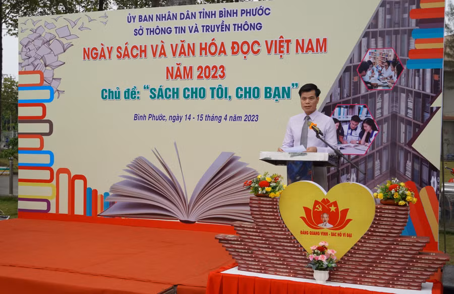 Ông Nông Hồng Thức, Phó Giám đốc Sở Thông tin và Truyền thông tỉnh Bình Phước nhận định tầm quan trọng của việc đọc sách. Ông Nông Hồng Thức, Phó Giám đốc Sở Thông tin và Truyền thông tỉnh Bình Phước nhận định tầm quan trọng của việc đọc sách.