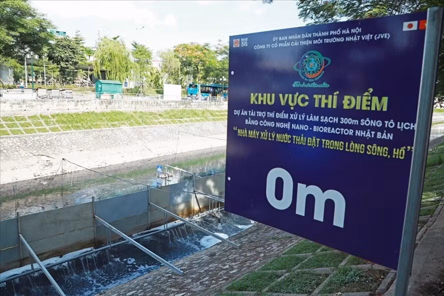 Điểm nhóm chuyên gia đến từ Nhật Bản thử nghiệm công nghệ Nano xử lý ô nhiễm sông Tô Lịch.