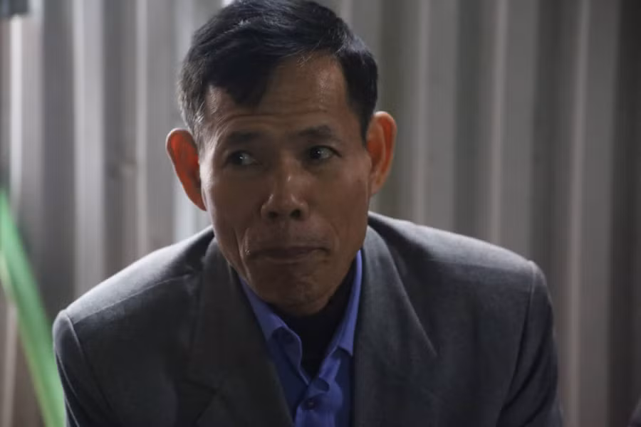 Ông Nguyễn Văn Mến là anh ruột của bị cáo Đông và nạn nhân Hải (người bán lại đất cho ông Hải) ngồi trầm ngâm, nén nỗi đau mất mát của gia đình