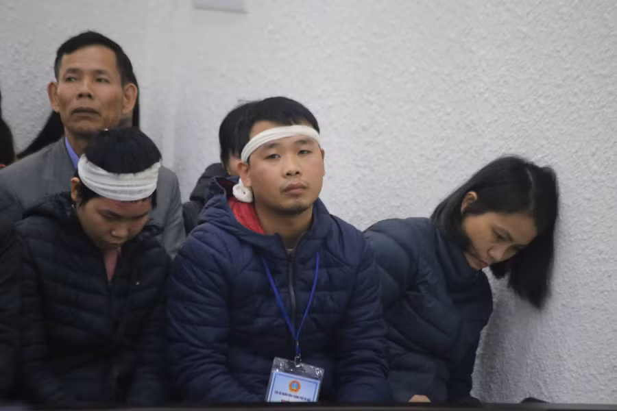Người thân nạn nhân và cũng là người thân của hung thủ đau đớn khi nghe HĐXX nhắc lại nội dung vụ án