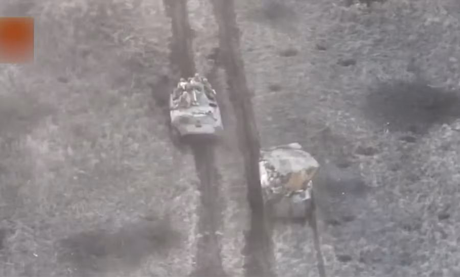 Xe tăng T-55 và thiết giáp Nga tấn công vào làng Rabotino.