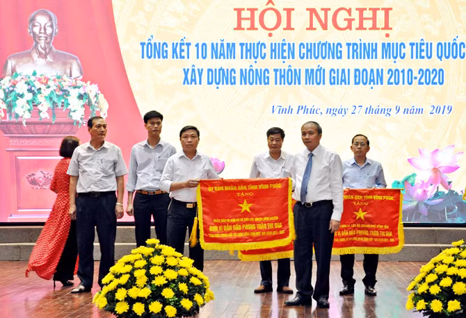 Ông Nguyễn Văn Trì- Chủ tịch UBND tỉnh Vĩnh Phúc trao cờ thi đua xuất sắc cho các tập thể có thành tích xuất sắc trong phong trào thi đua: Vĩnh Phúc chung sức xây dựng nông thôn mới. Ông Nguyễn Văn Trì- Chủ tịch UBND tỉnh Vĩnh Phúc trao cờ thi đua xuất sắc cho các tập thể có thành tích xuất sắc trong phong trào thi đua: Vĩnh Phúc chung sức xây dựng nông thôn mới.