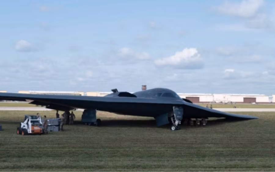 Máy bay B-2 Spirit gặp sự cố gãy càng khi hạ cánh. 