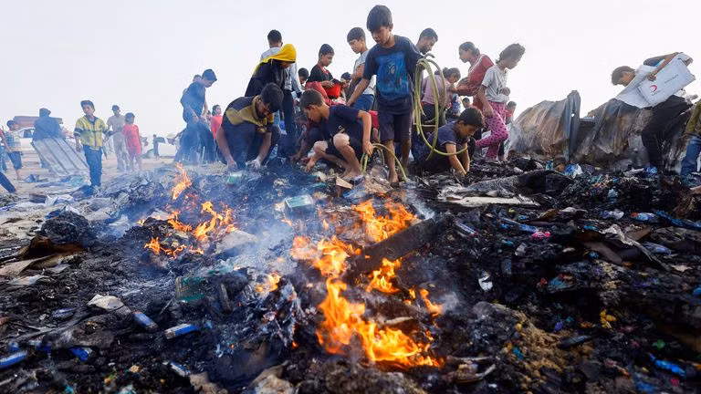 Hiện trường vụ không kích của Israel vào khu vực dành cho người sơ tán ở Rafah, nam Gaza.