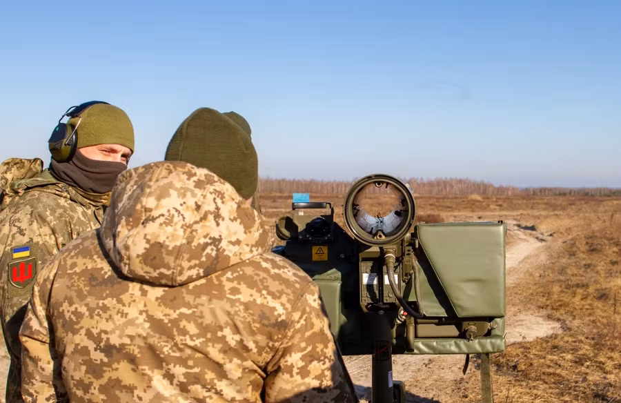 Binh sĩ Ukraine vận hành hệ thống RBS 70.