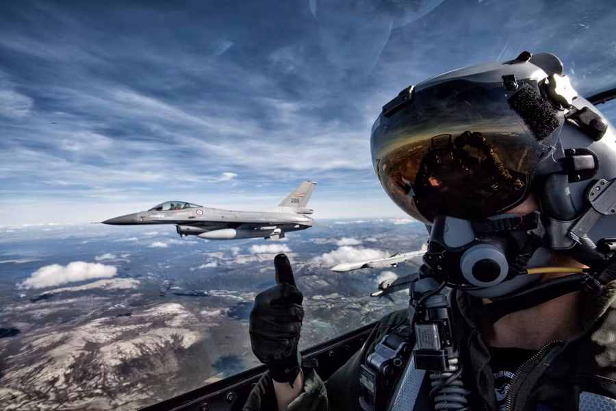 Tiêm kích F-16.