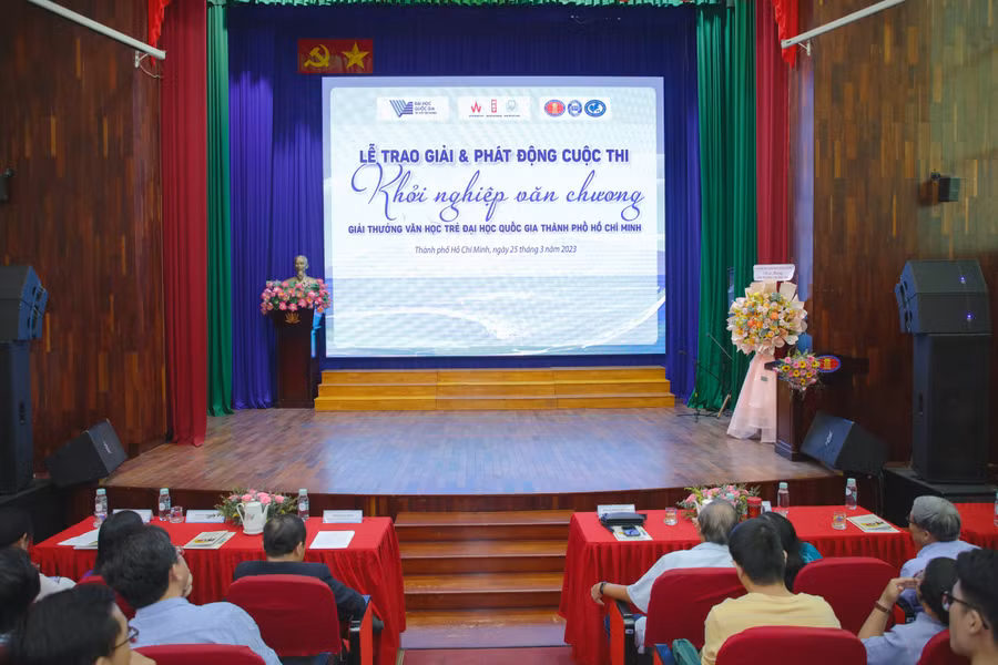 Đại biểu, khách mời và đông đảo sinh viên, thí sinh đạt giải tham dự chương trình. Đại biểu, khách mời và đông đảo sinh viên, thí sinh đạt giải tham dự chương trình.