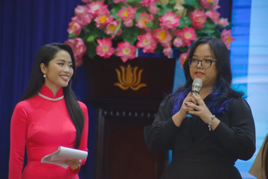 Tác giả Phạm Nhã Chi (phải) - Trường Đại học Quốc tế, ĐH Quốc gia TPHCM, đạt giải nhì với Truyện ngắn “Thả tận”. Tác giả Phạm Nhã Chi (phải) - Trường Đại học Quốc tế, ĐH Quốc gia TPHCM, đạt giải nhì với Truyện ngắn “Thả tận”.