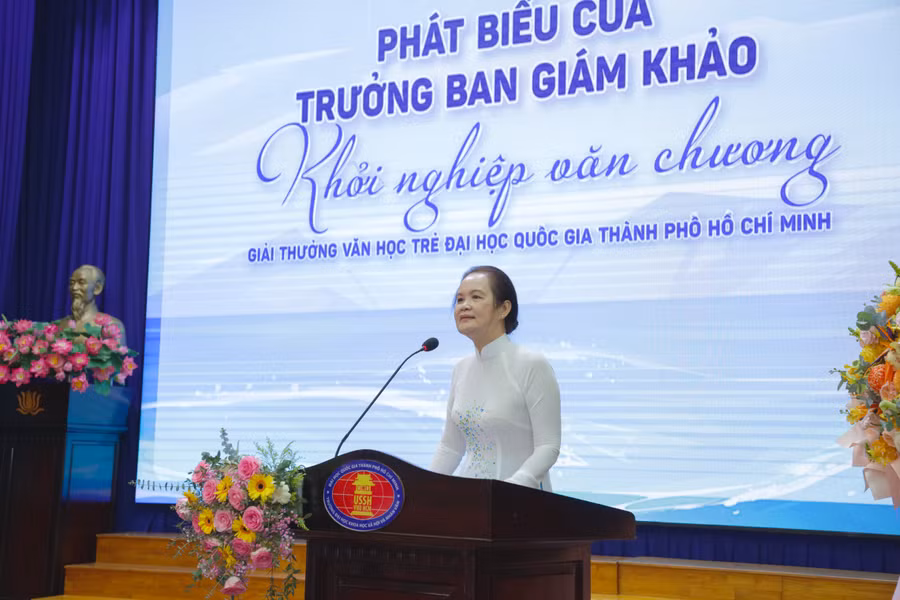 Nhà văn Bích Ngân kỳ vọng các thí sinh tiếp tục giữ lửa nhiệt huyết, mạnh dạn “bước đi” cùng văn chương. Nhà văn Bích Ngân kỳ vọng các thí sinh tiếp tục giữ lửa nhiệt huyết, mạnh dạn “bước đi” cùng văn chương.