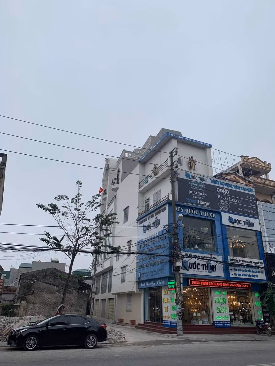 Các bất động sản mặt phố này được công chứng viên công chứng hợp đồng giao dịch với giá 100 triệu đồng/căn.