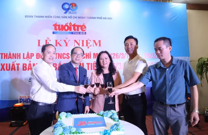 Lãnh đạo thành phố Hà Nội chúc mừng Báo Tuổi trẻ Thủ đô sinh nhật lần thứ 36.