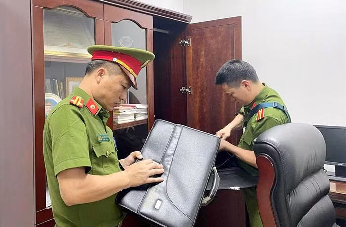 Công an tỉnh Lào Cai thực hiện lệnh khám xét tại nhà một trong các đối tượng. Ảnh: CALC Công an tỉnh Lào Cai thực hiện lệnh khám xét tại nhà một trong các đối tượng. Ảnh: CALC