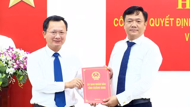 Ông Nguyễn Công Huy mới được lãnh đạo UBND tỉnh Quảng Ninh trao quyết định bổ nhiệm vào vị trí Phó Giám đốc Ban quản lý dự án đầu tư xây dựng các công trình dân dụng và công nghiệp tỉnh Quảng Ninh. ( ảnh: Báo Đại đoàn kết)