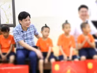 Ông Hoàng Xuân Đoài – Phó Giám đốc Sở Y tế Phú Thọ thăm và tặng quà 4 trẻ được tiếp nhận vào Trung tâm công tác xã hội Vĩnh Phúc. Ảnh đã được làm mờ một phần.