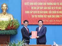 Chủ tịch UBND tỉnh Phú Thọ Trần Duy Đông (bìa phải) trao Quyết định và Giấy chứng nhận đăng ký đầu tư điều chỉnh dự án của Công ty Ô tô Toyota Việt Nam.
