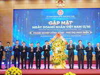 Lãnh đạo tỉnh Phú Thọ tặng hoa chúc mừng đội ngũ doanh nghiệp, doanh nhân của tỉnh.