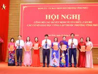 Lãnh đạo phường Vĩnh Phúc trao quyết định cho các Hiệu trưởng sau khi sắp xếp cơ sở giáo dục.