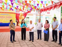 Chủ tịch HĐND tỉnh Phú Thọ Bùi Đức Hinh kiểm tra điều kiện cơ sở vật chất phục vụ Lễ Khai giảng tại Trường TH&THCS Nật Sơn (xã Nật Sơn).