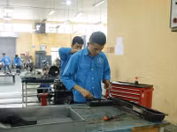 Sinh viên Trường CĐ Kỹ thuật - Công nghệ Vĩnh Phúc trong giờ thực hành.