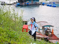 Học sinh thôn Ngòi Hoa trên hành trình đến trường.