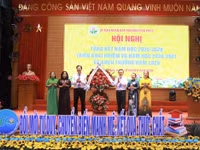Giám đốc Sở GD&ĐT Phú Thọ tặng hoa chúc mừng hội nghị.