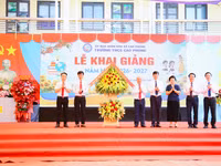 Chủ tịch HĐND tỉnh Phú Thọ Bùi Đức Hinh và đại diện lãnh đạo các Ban, Sở, ngành tặng hoa chúc mừng nhà trường nhân dịp khai giảng năm học mới.
