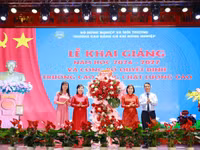 Lãnh đạo tỉnh Phú Thọ tặng hoa chúc mừng nhà trường.