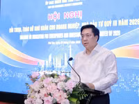 Chủ tịch UBND tỉnh Phú Thọ Trần Duy Đông phát biểu tại hội nghị.