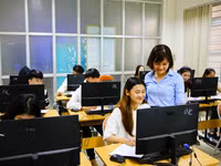 Giảng viên Trường Cao đẳng Kinh tế - Kỹ thuật Hòa Bình hướng dẫn học sinh, sinh viên thực hành.