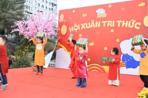 Trẻ hào hứng tham gia Hội Xuân Tri Thức.