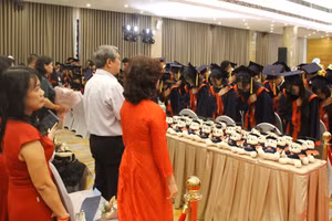 Tân thạc sĩ, cử nhân bày tỏ tri ân với phụ huynh trong ngày nhận bằng tốt nghiệp.