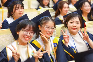 Sinh viên Trường Đại học Sư phạm Hà Nội trong ngày tốt nghiệp.