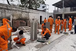 Sinh viên Trường Cao đẳng Xây dựng Công trình đô thị thực hành kỹ thuật xây dựng.