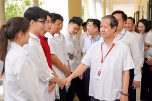 Bộ trưởng Nguyễn Kim Sơn động viên thí sinh tại điểm thi Trường THPT Hai Bà Trưng (Vĩnh Phúc).