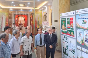 Cán bộ, giảng viên Trường Đại học Kinh doanh và Công nghệ Hà Nội tham quan Triển lãm.
