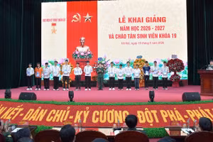Các tân sinh viên được trao thưởng.