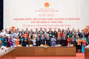 Chủ tịch Quốc hội Trần Thanh Mẫn tặng hoa và chụp ảnh lưu niệm cùng các đại biểu là nhà giáo.