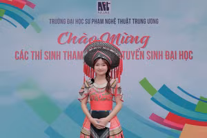 Thí sinh xúng xính váy áo dự thi năng khiếu vào Trường ĐH Sư phạm Nghệ thuật Trung ương.