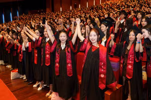 Tân cử nhân Trường Đại học Ngoại thương trong ngày nhận bằng tốt nghiệp.