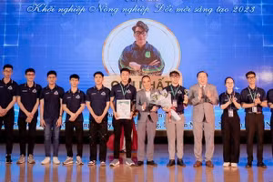 Ban tổ chức trao giải Nhất cho các tác giả của dự án “Chế tạo máy hàn tự động” của sinh viên Học viện Nông nghiệp Việt Nam năm 2023.