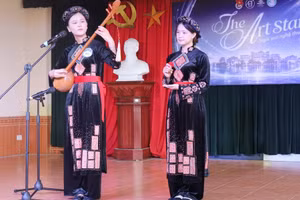 Sinh viên Khoa Nghệ thuật, Trường Đại học Sư phạm Hà Nội biểu diễn văn nghệ.