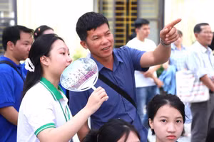 Phụ huynh và học sinh đến nhập học trực tiếp tại Học viện Phụ nữ Việt Nam.