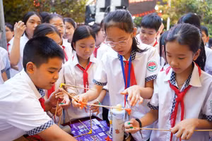 Học sinh tiểu học trải nghiệm tại gian hàng STEM - Robotics - AI của Learn to Leap.
