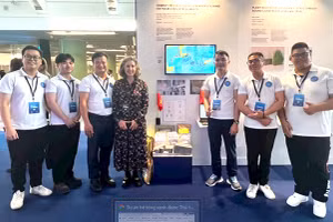 TS Tăng Văn Lâm (thứ ba từ trái sang) cùng nhóm sinh viên tại Dubai. (Ảnh: Internet)