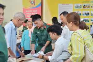 Tân học viên được hướng dẫn, hỗ trợ làm thủ tục nhập học nhanh chóng.